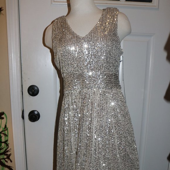 Draper James Dresses & Skirts - Draper James RSVP around knee length sequin dress lined size 6 NWT
